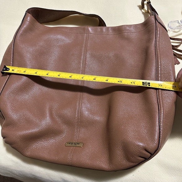 This Coach shoulder bag is wonderful for everyone! - Picture 7 of 8